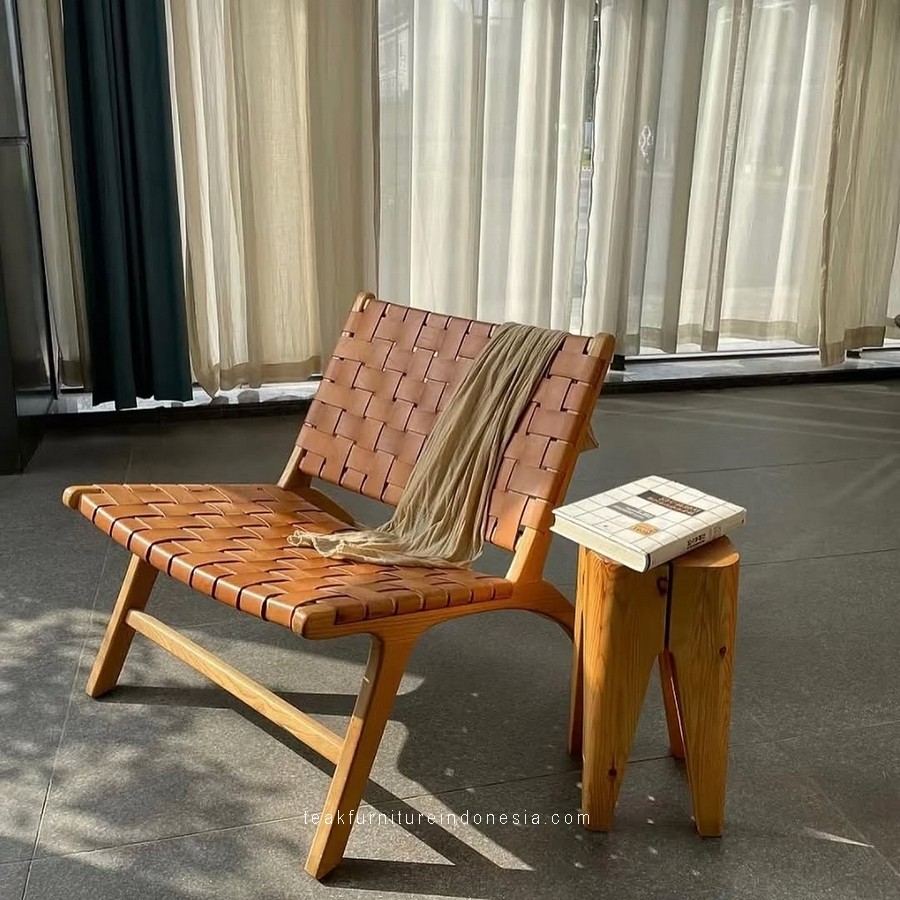 teak and leather lounge chair